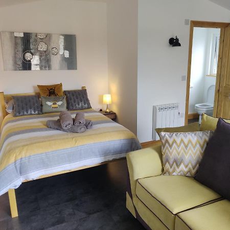 Bumble Bee Cabin Bootle  المظهر الخارجي الصورة