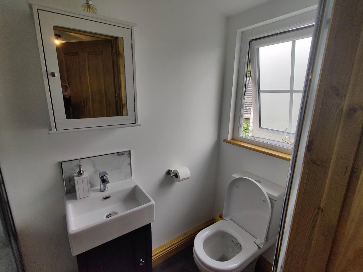Bumble Bee Cabin Bootle  المظهر الخارجي الصورة
