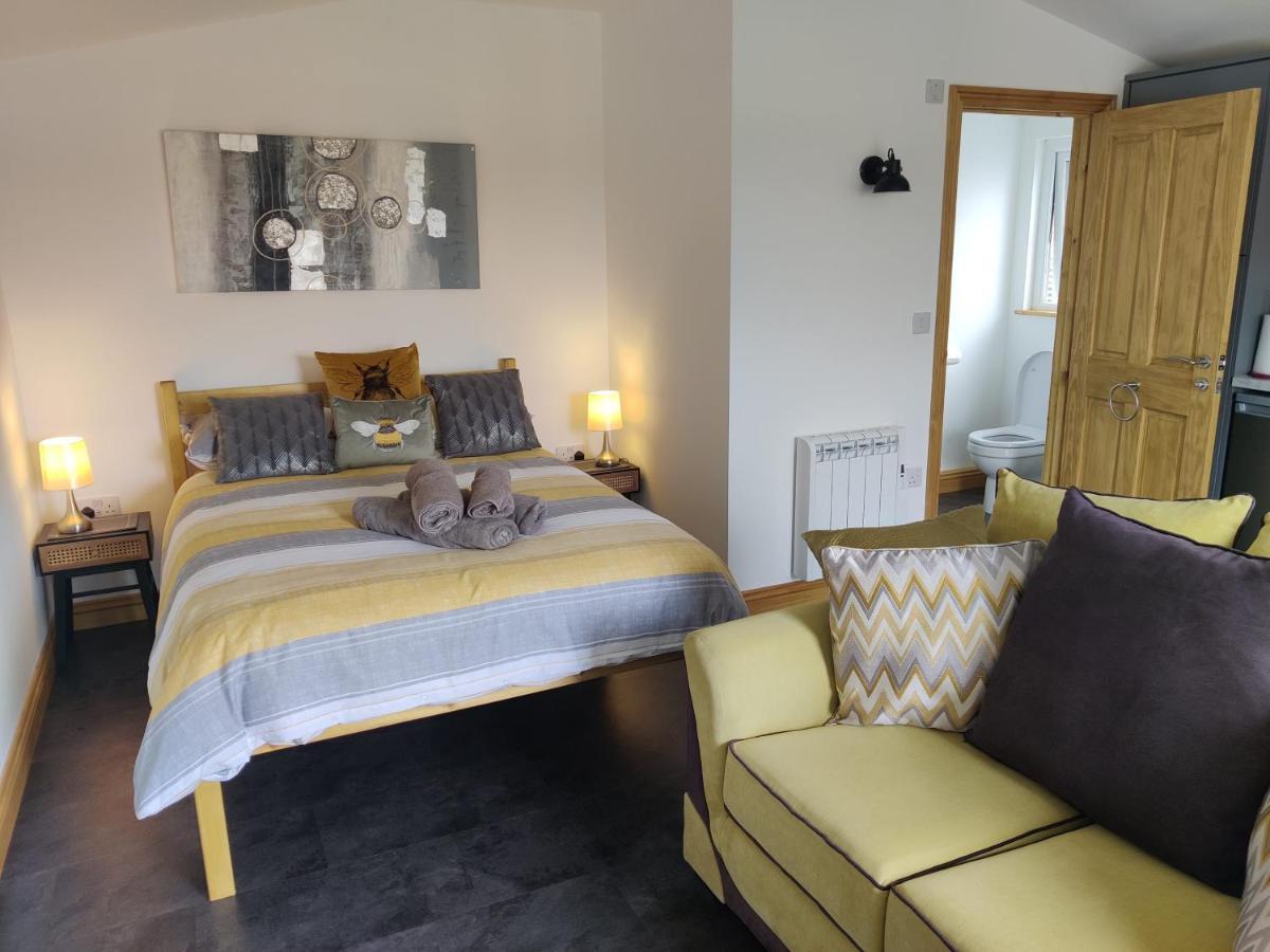 Bumble Bee Cabin Bootle  المظهر الخارجي الصورة